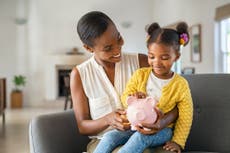Muchos padres tienen dificultades para educar a sus hijos sobre el dinero