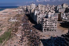 En multitudes, palestinos se dirigen al norte de Gaza, aunque les espera la incertidumbre