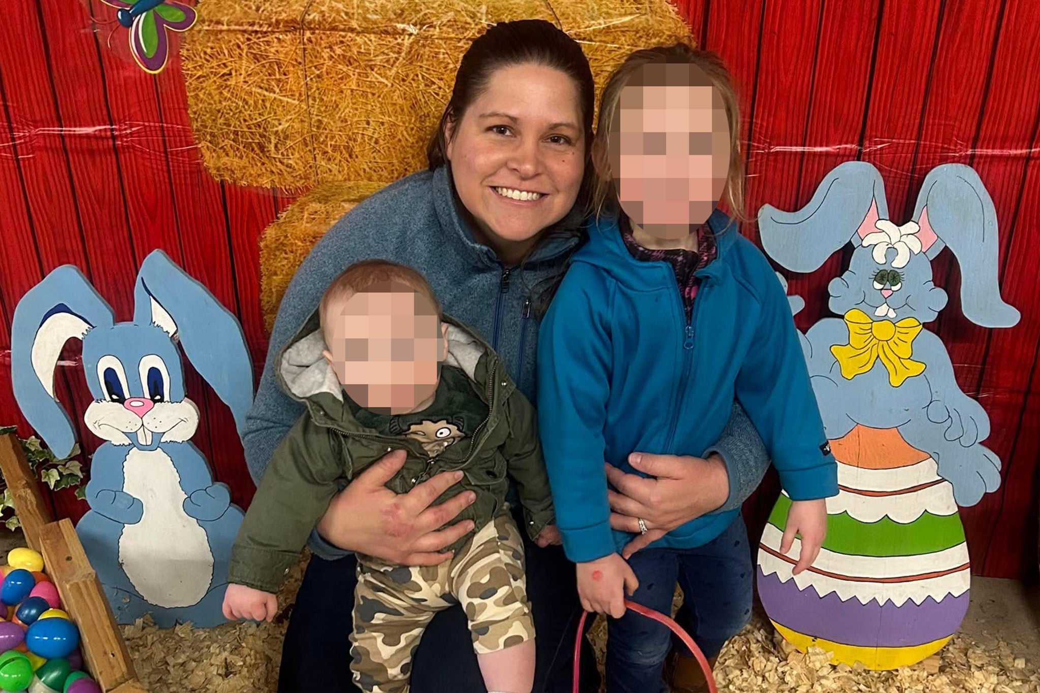 Karen Swarner, de 32 años, aparece en la foto con sus dos hijos. La policía informó que fueron asesinados a tiros por Paul Swarner, de 35 años, que luego apuntó el arma contra sí mismo