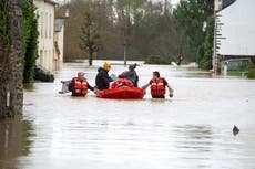 Rescatan en botes a población de casas inundadas en Francia; tormenta azota Normandía y Bretaña