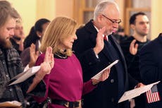 Ceremonia para otorgar la ciudadanía de EEUU celebra la inmigración en medio del debate