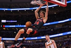 Vucevic ayuda a Bulls a resistir ante Jokic y Nuggets para victoria 129-121