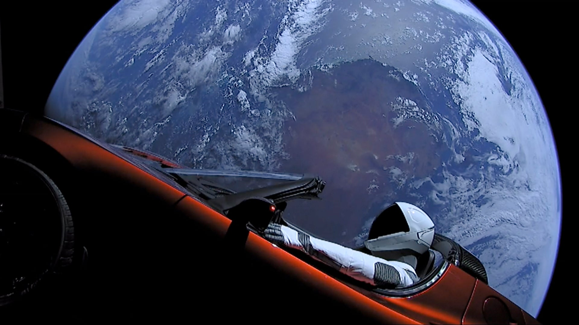 Fotografía facilitada por SpaceX: El Tesla Roadster, lanzado en 2018 a bordo del cohete Falcon Heavy, con el icónico “Starman” como conductor ficticio“