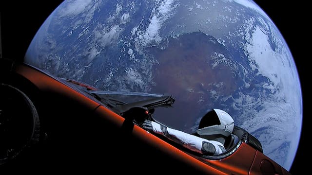 <p>Fotografía facilitada por SpaceX: El Tesla Roadster, lanzado en 2018 a bordo del cohete Falcon Heavy, con el icónico “Starman” como conductor ficticio“</p>