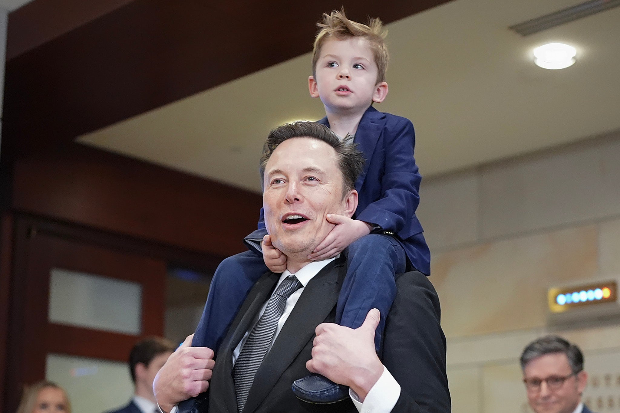 Elon Musk carga a su hijo 'X' sobre sus hombros durante una visita al Capitolio de EE.UU. en Washington D.C., el 5 de diciembre de 2024