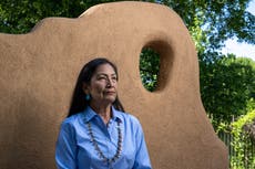 Deb Haaland hizo historia como secretaria del Interior; ahora se postula para gobernar Nuevo México