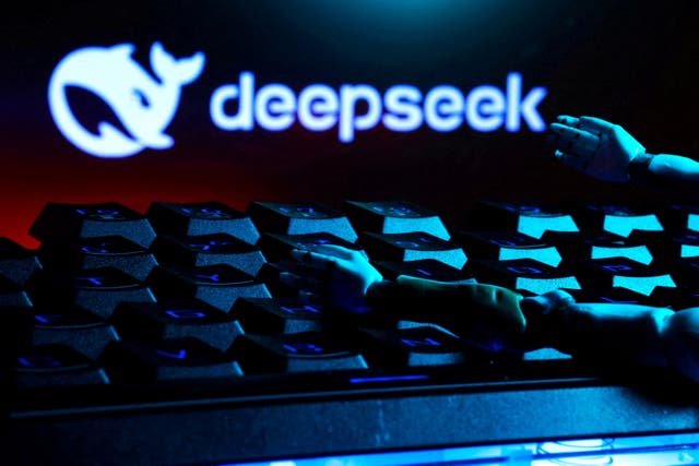 <p>DeepSeek lidera las listas de aplicaciones más descargadas en EE. UU. tras su lanzamiento el 20 de enero de 2025</p>