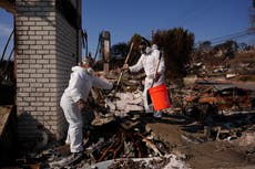 Residentes evacuados esperan horas para volver a barrios quemados de LA