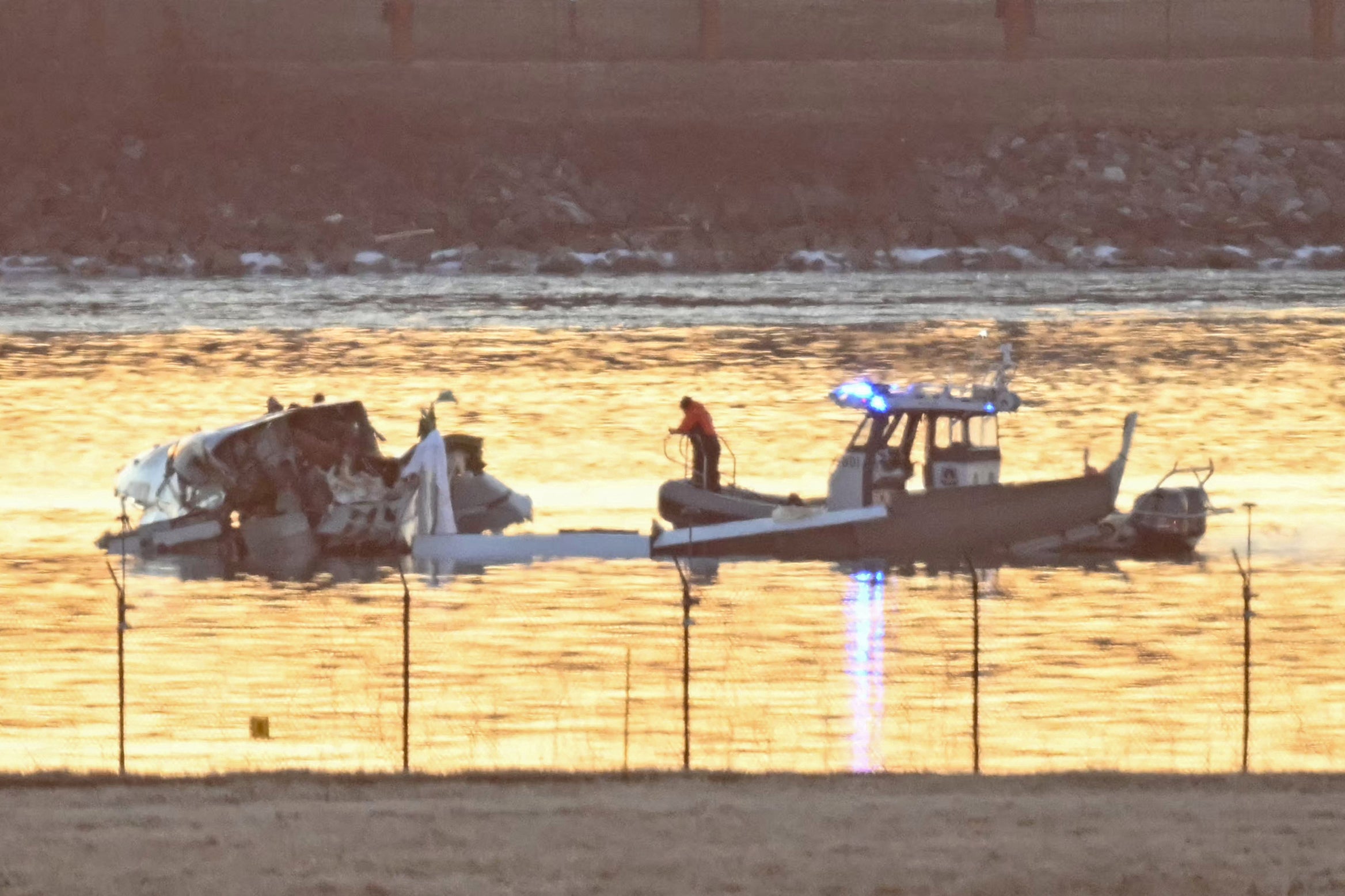 Los rescatistas realizan labores de recuperación en el río Potomac el jueves. Uno de los pilotos del vuelo de American Airlines ha sido identificado como Sam Lilley (28)