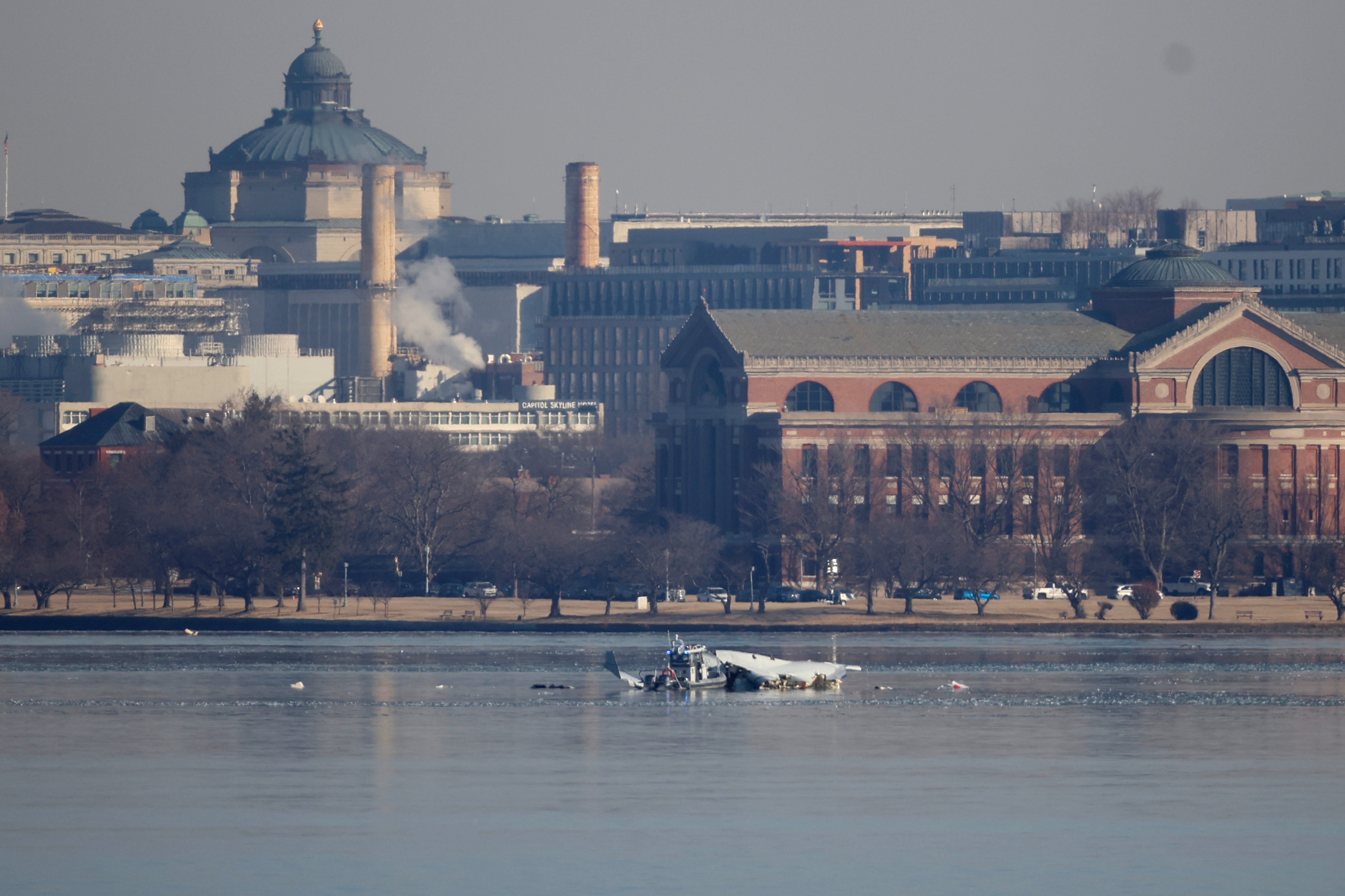 Equipos de emergencia realizan labores de búsqueda en el río Potomac tras el accidente de un avión de American Airlines durante su aproximación al Aeropuerto Nacional Reagan el 29 de enero