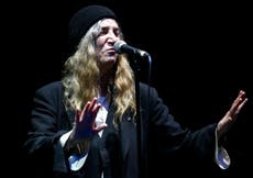Patti Smith sufre desmayo en escenario de Brasil y cancela el resto de su espectáculo