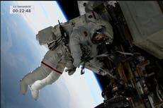 Astronautas de la NASA varados en EEI realizan su primera caminata espacial juntos