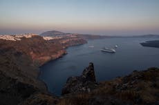 Detectan aumento de actividad volcánica en la isla turística de Santorini, Grecia