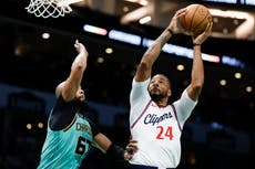 Powell y Leonard guían a Clippers hacia victoria 112-104 sobre Hornets