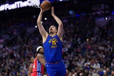 Jokic encesta triple decisivo a 39 segundos del final; Nuggets superan 137-134 a 76ers