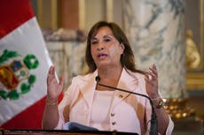 Presidenta de Perú cambia a su ministro de Economía y a otros dos secretarios