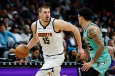 Jokic logra 28 puntos, 17 asistencias y 13 rebotes; Nuggets superan 107-104 a Hornets