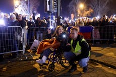 Estudiantes serbios bloquean un puente 3 meses después del colapso mortal de una cornisa