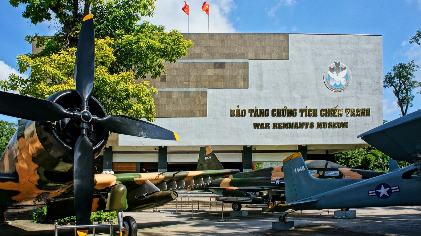 A través de fotografías y objetos históricos, el Museo de los Vestigios de la Guerra reconstruye la historia de la guerra de Vietnam
