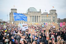 Protestas en Alemania contra líder partidista que impulsó plan migratorio apoyado por ultraderecha