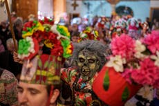 Diablos recorren las calles en la celebración de la Endiablada en pequeño pueblo español