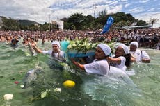 Devotos rinden homenaje a diosa del mar afrobrasileña en playa de Río de Janeiro