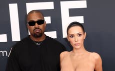 Bianca Censori evita consecuencias legales tras su polémico atuendo en los Grammy