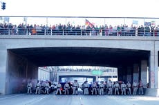 Manifestantes bloquean la circulación en autopista de Los Ángeles para exigir fin a deportaciones