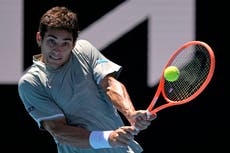 Cristian Garin de Chile se niega a seguir jugando tras ser derribado por un rival en la Copa Davis