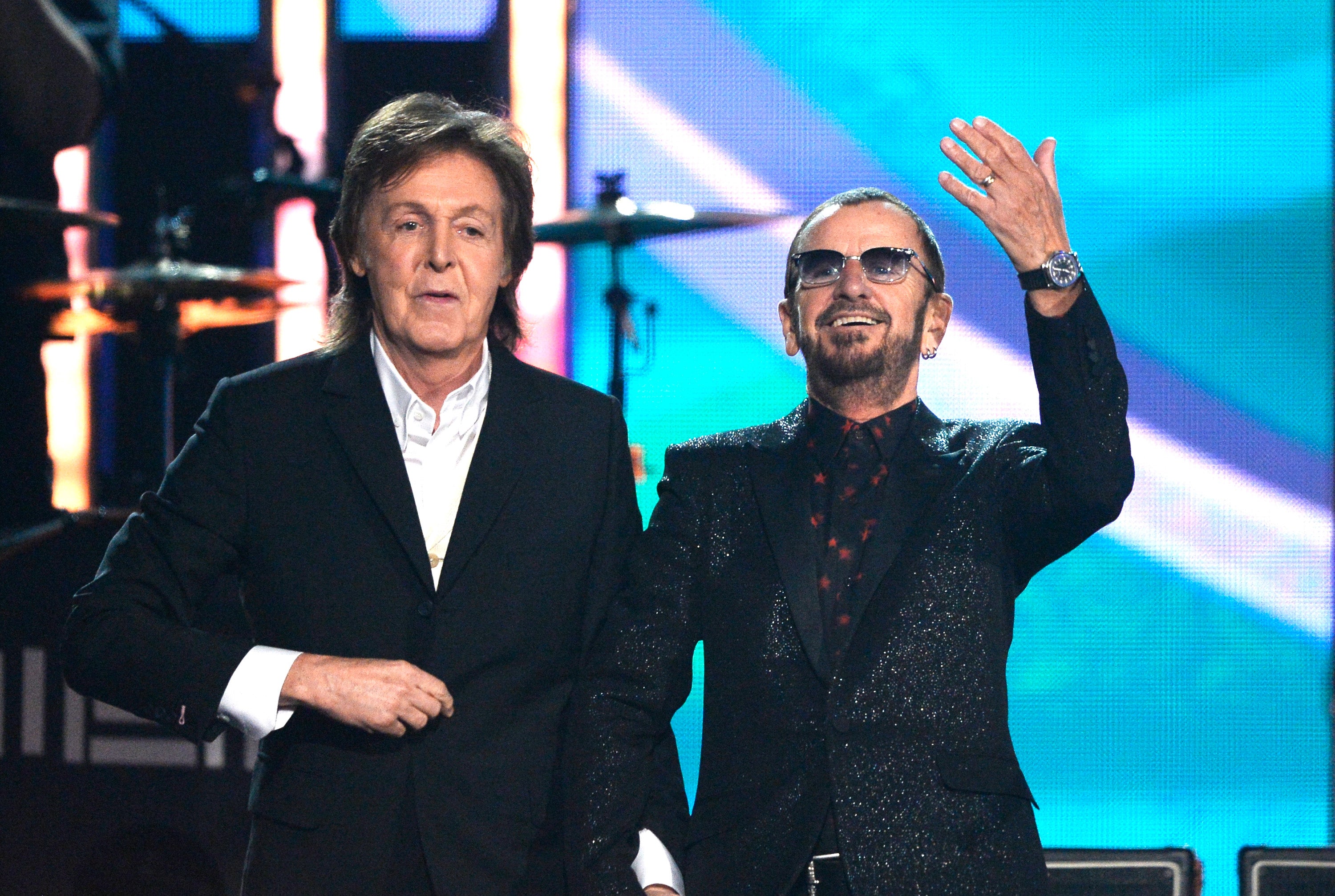 Los músicos Paul McCartney y Ringo Starr de los Beatles en la 56ª edición de los Premios Grammy