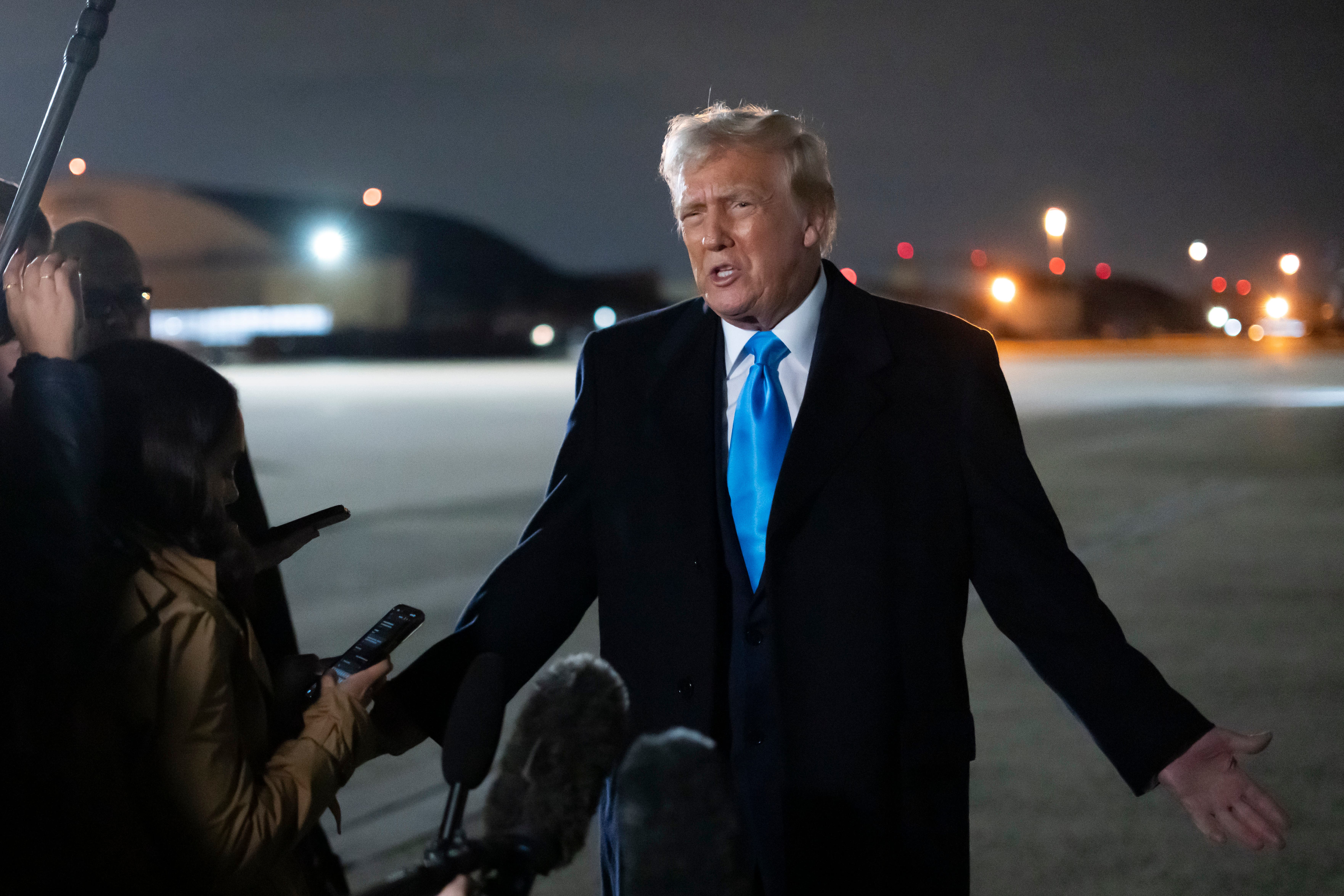 El presidente Donald Trump responde a preguntas de la prensa en la Base Conjunta Andrews (Ben Curtis/AP)