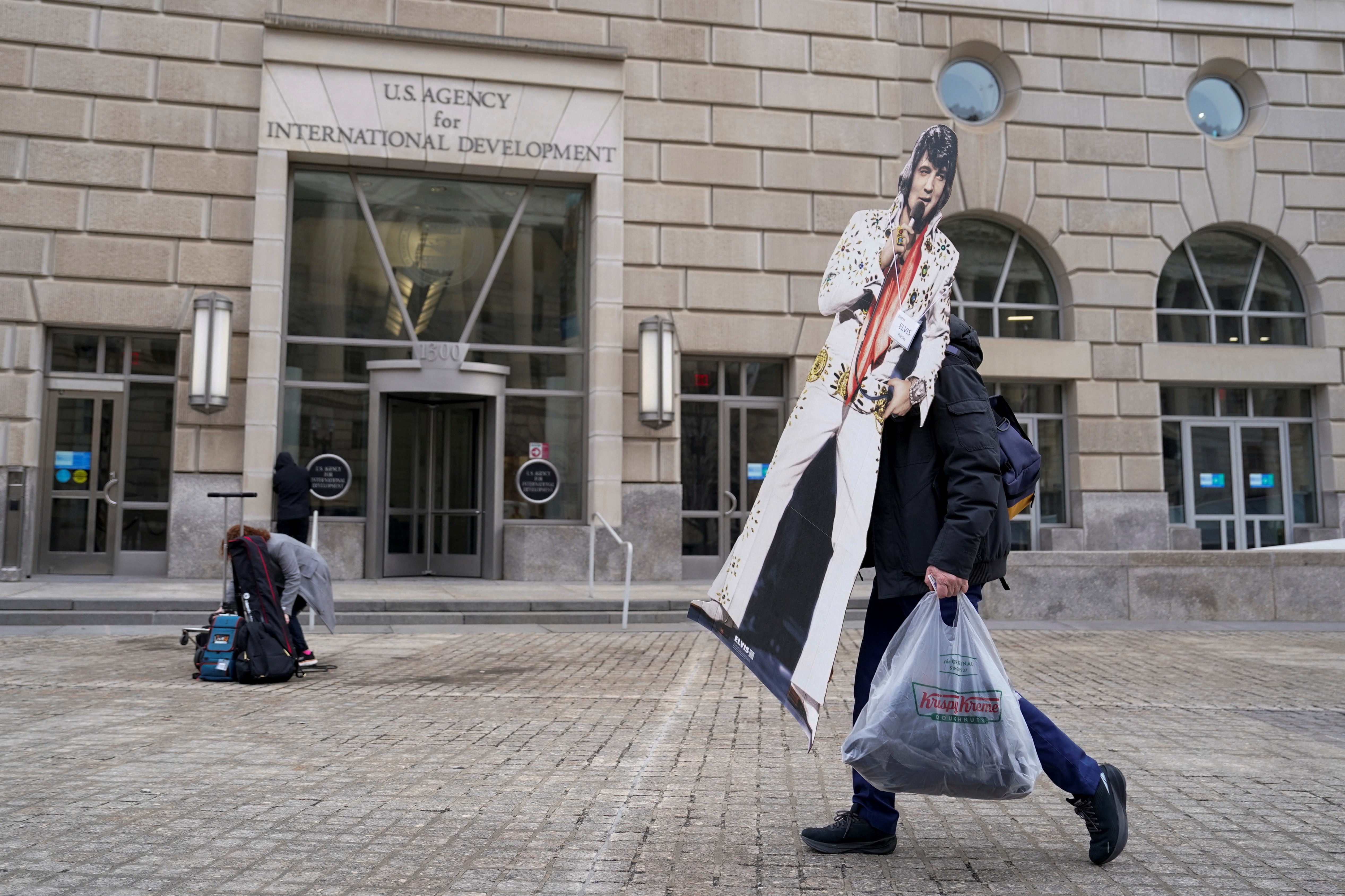 Una persona camina frente al edificio de USAID, en Washington, D.C., EE. UU. El edificio permanece cerrado a los empleados tras la publicación de un memorando en el que se aconseja al personal de la agencia que trabaje a distancia