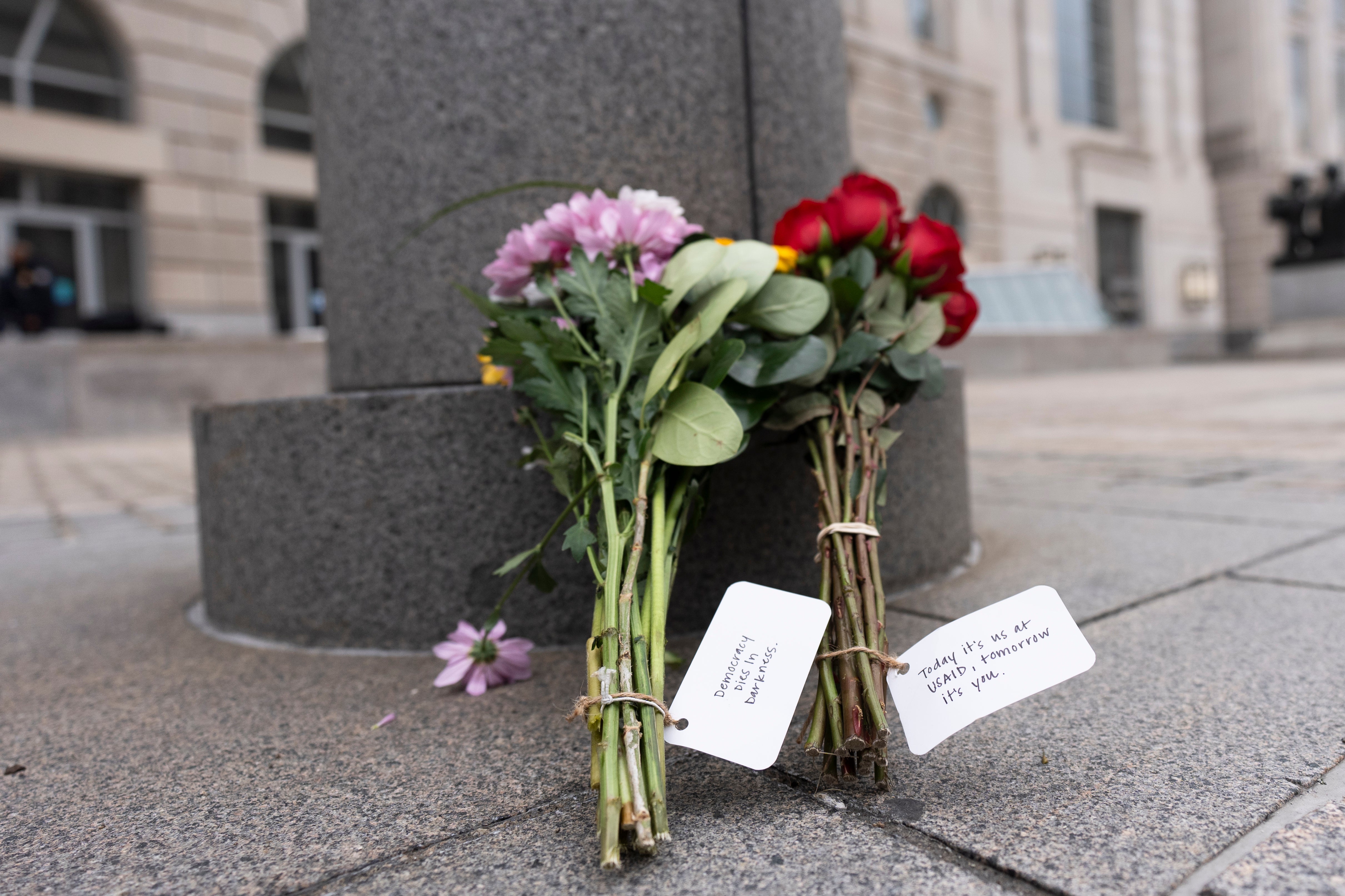 Se dejan flores en el exterior de la oficina de USAID (Agencia de los Estados Unidos para el Desarrollo Internacional) en Washington, D.C.