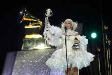 La alfombra roja de los Grammy fue sobria pero con mucho estilo