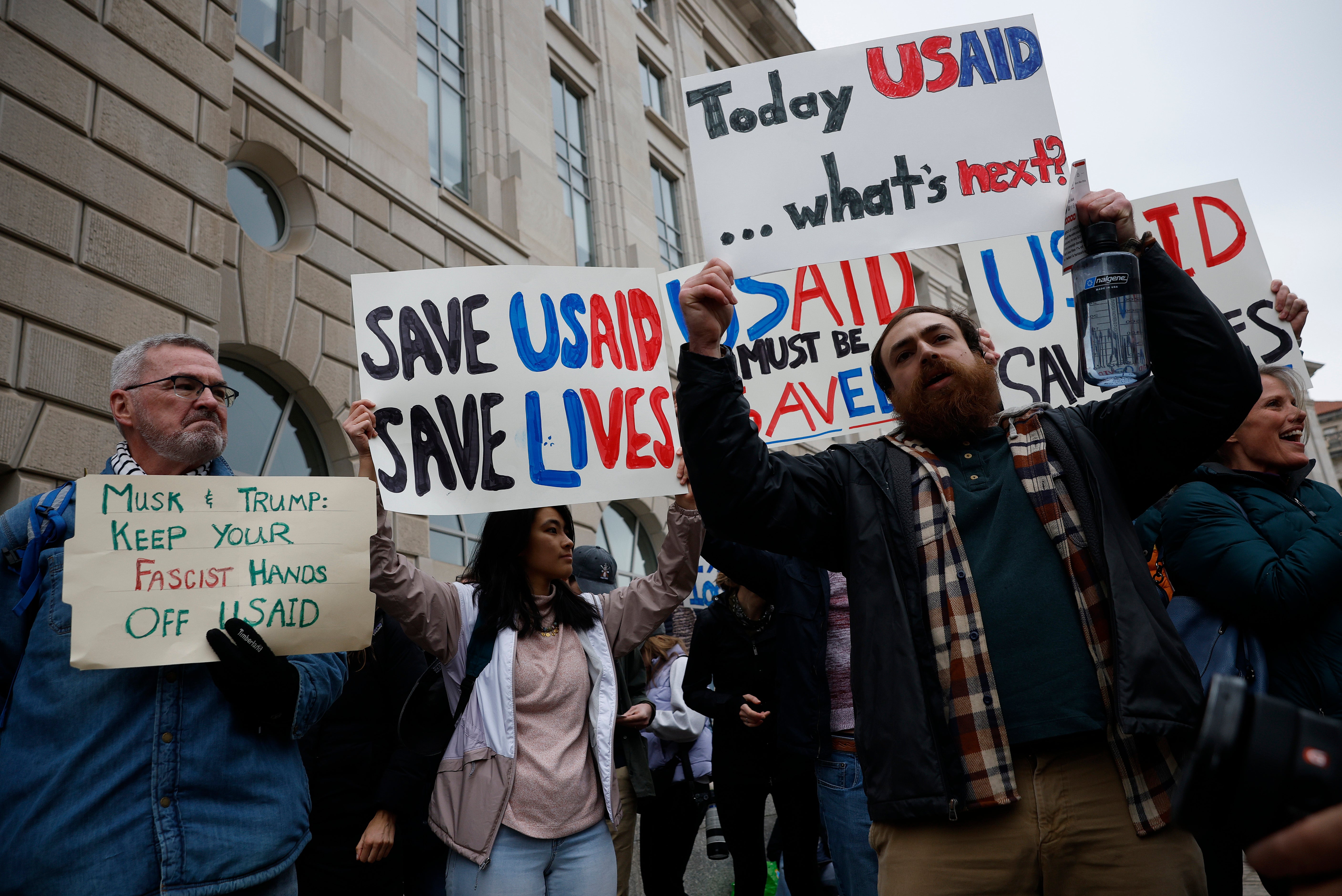 Empleados y simpatizantes se reúnen para protestar ante la sede de la Agencia de los Estados Unidos para el Desarrollo Internacional (USAID) el 3 de febrero