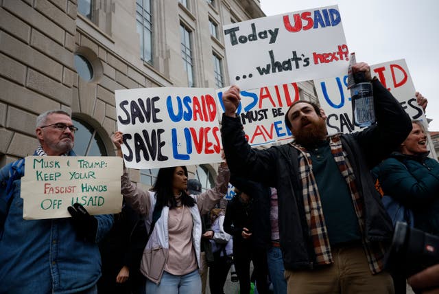 <p>Empleados y simpatizantes se reúnen para protestar ante la sede de la Agencia de los Estados Unidos para el Desarrollo Internacional (USAID) el 3 de febrero</p>