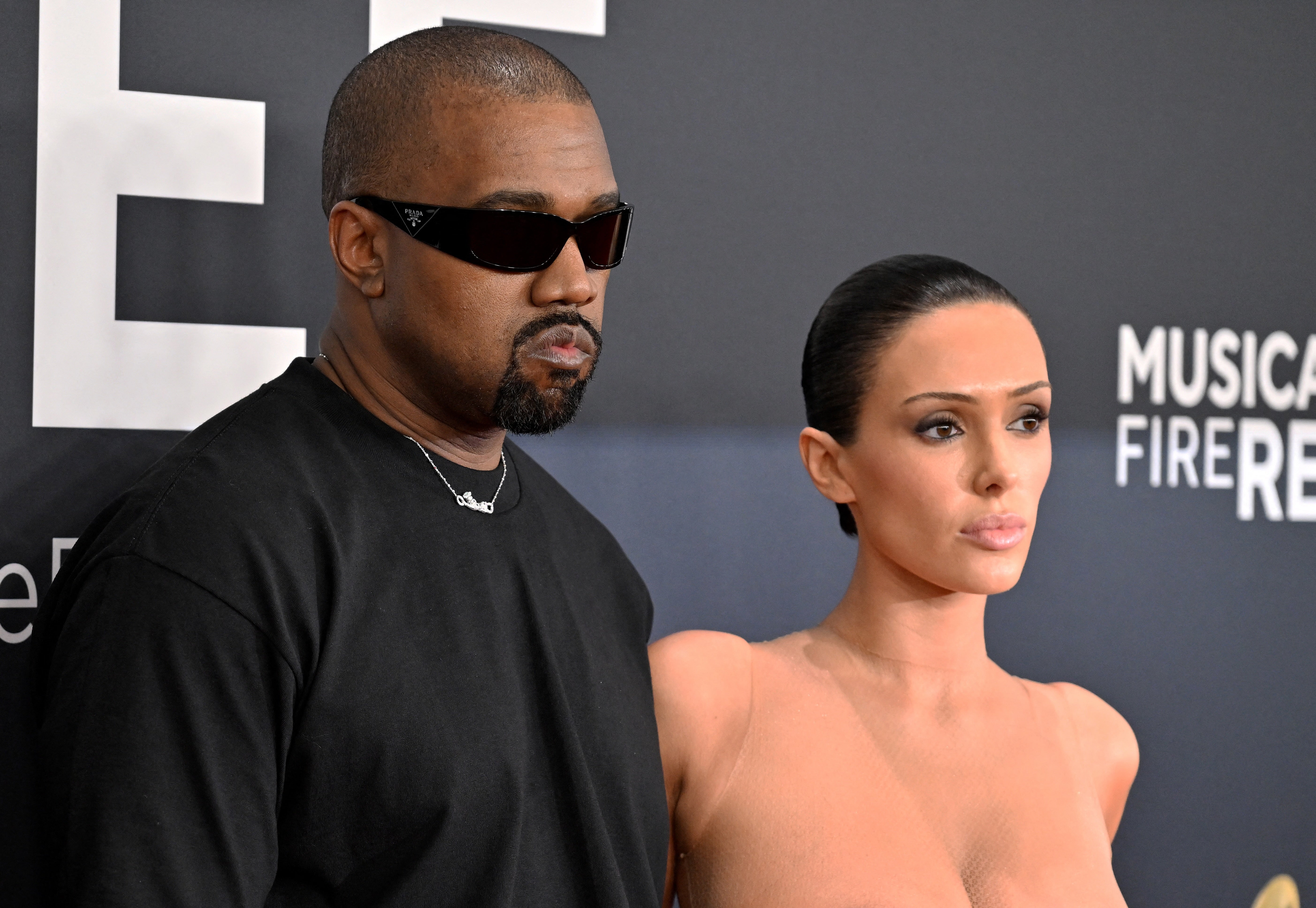 Kanye West y Bianca Censori en los Grammy 2025