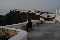 Mientras terremotos sacuden islas griegas, algunos turistas disfrutan de tener Santorini para ellos