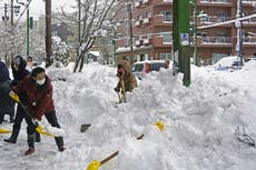 Una fuerte nevada afecta al norte de Japón y trastoca la vida cotidiana