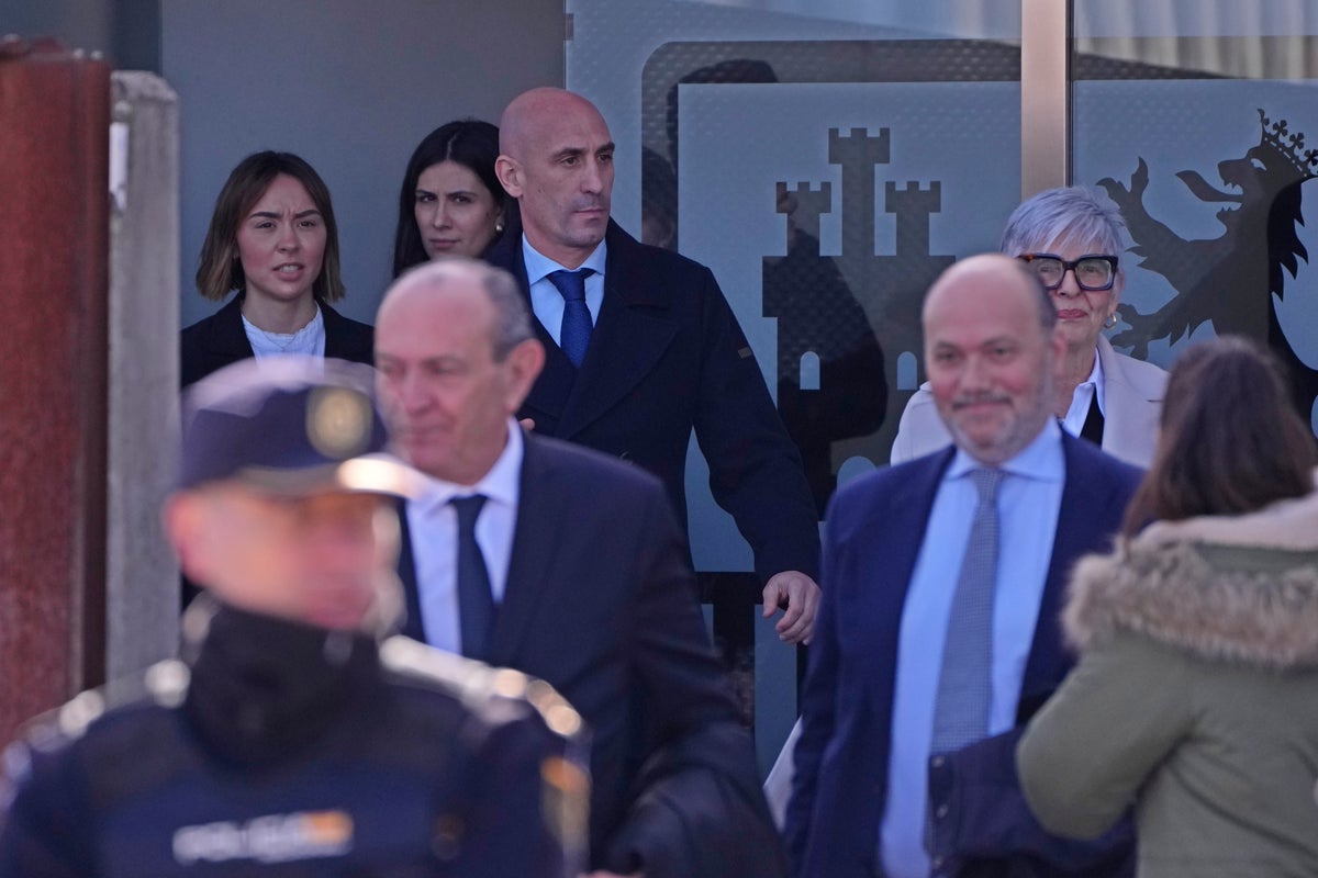 De la Fuente se desvincula del caso del beso de Hermoso en juicio a ...