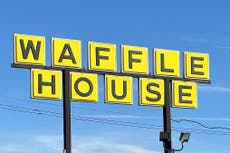 Waffle House aumenta precios de huevos por brote de gripe aviar