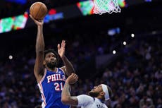 Joel Embiid logra triple-doble en su primer partido en un mes y Sixers vencen 118-116 a Mavs