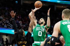 Tatum anota 22 puntos y Celtics doblegan a Cavaliers por 112-105 en duelo de los mejores del Este