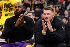 LeBron anota 26 y Lakers aplastan a Clippers por 122-97 con Doncic en el banquillo