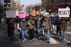 Miles protestan contra las políticas del gobierno de Trump en ciudades de EEUU