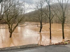 Fuertes lluvias inundan comunidades y causan “tormentas de hielo” en varios estados