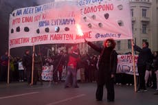 Miles cortan el tránsito en Atenas en protesta por demora en investigación de desastre ferroviario