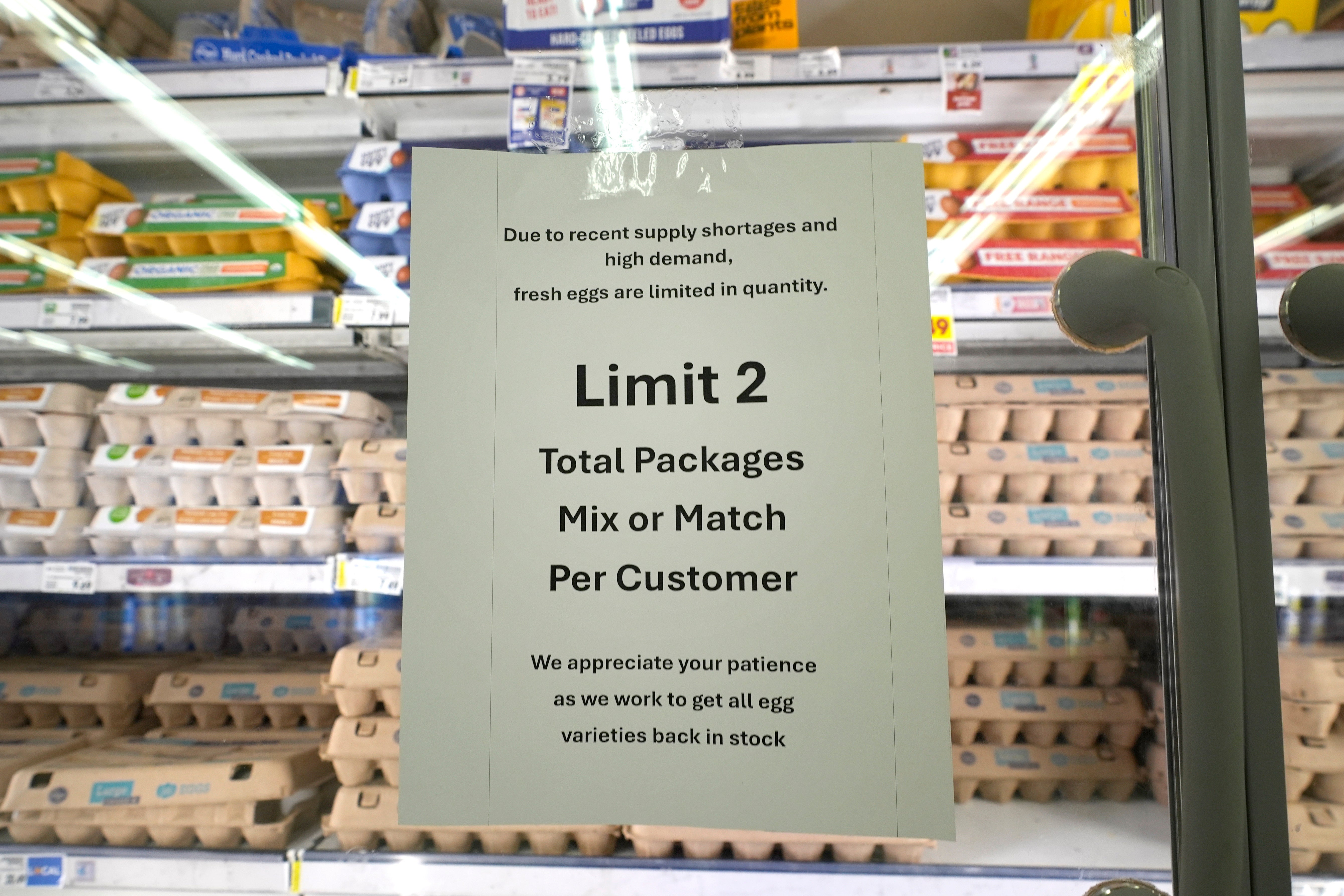 Una cartel en el que se limita el número de cajas de huevos que se pueden comprar por persona en un almacén de Dallas (Texas)