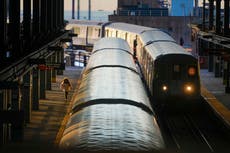 Niños en Nueva York mueren al "surfear" encima de los trenes del metro. ¿Es posible detenerlos?