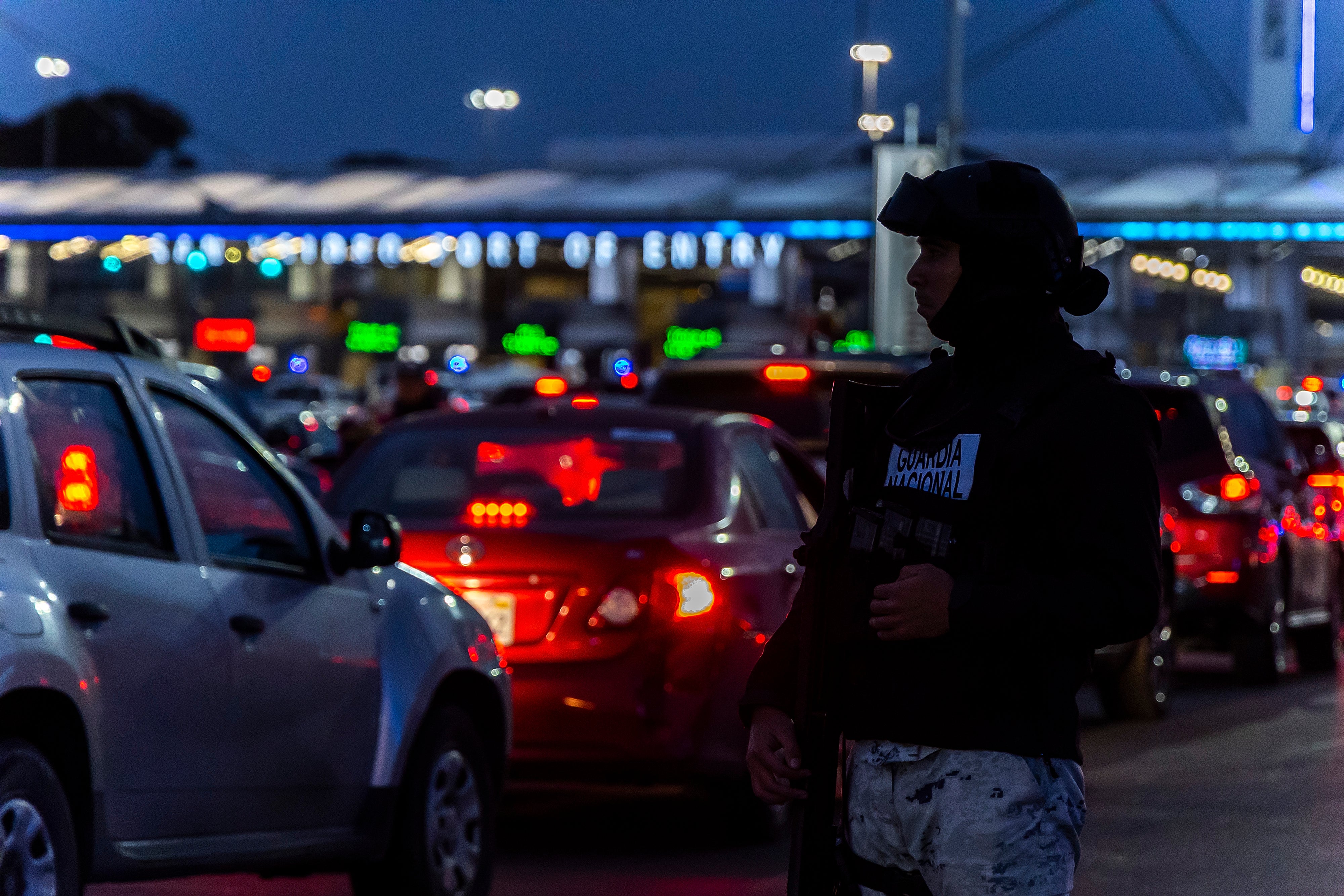 Oficiales de la Guardia Nacional instalan un puesto de control para inspeccionar a los automovilistas que están por cruzar a EE. UU. en el Puerto de Entrada de San Ysidro en Tijuana, México, en febrero de 2025